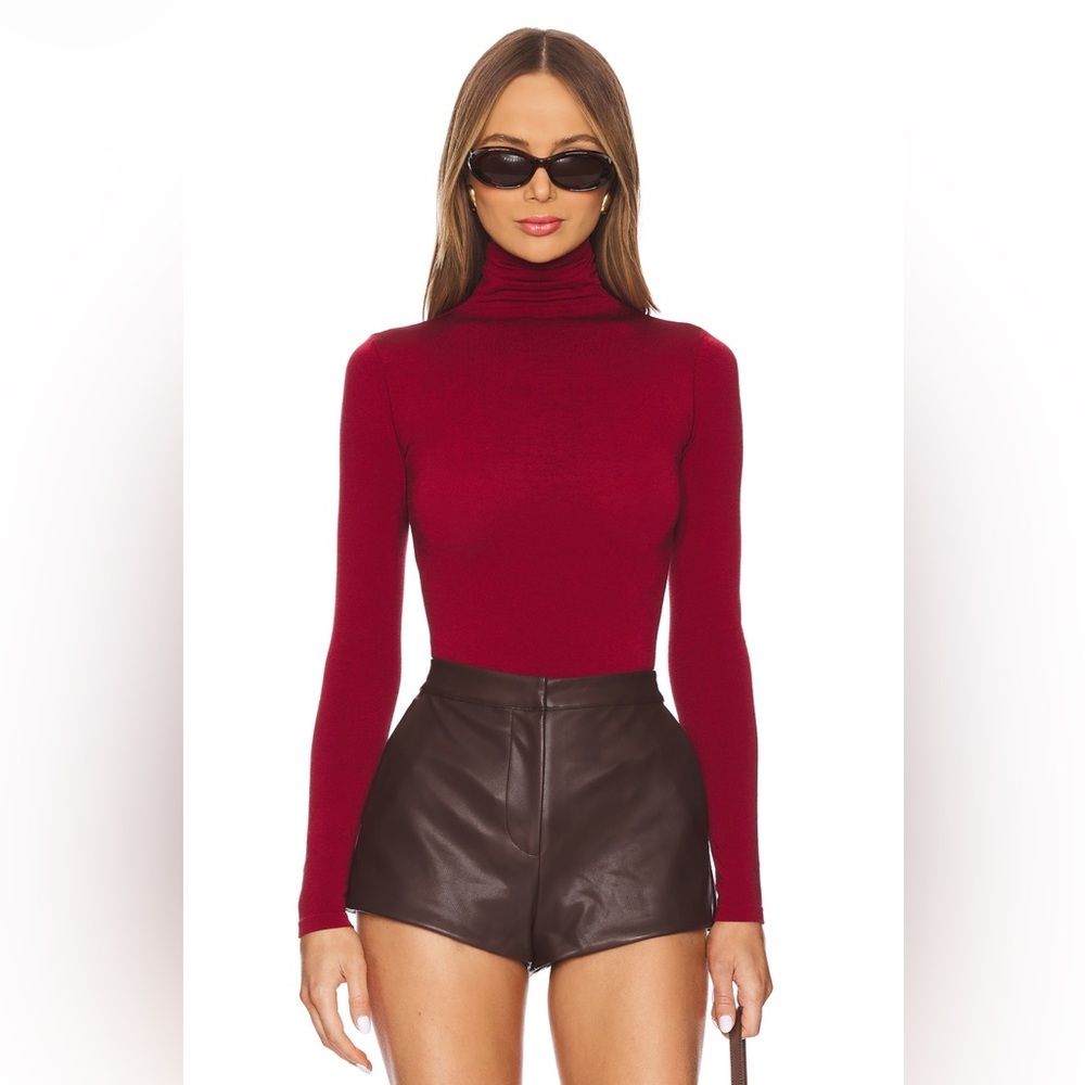 Colorado String Bodysuit in Merlot
S
48% cotton 46% polyamide
Snap closure